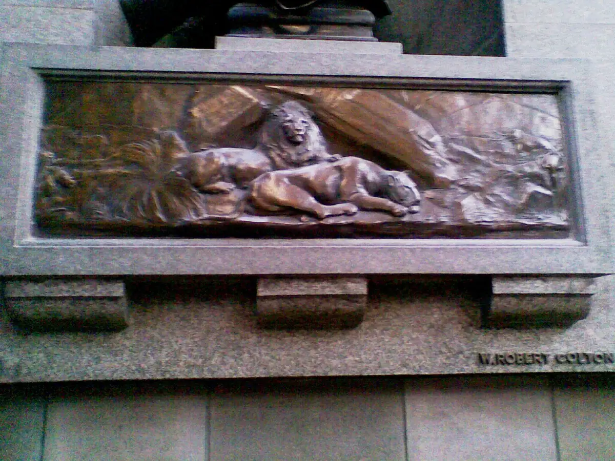 Bronzen reliëf van een leeuw op het Selous-monument